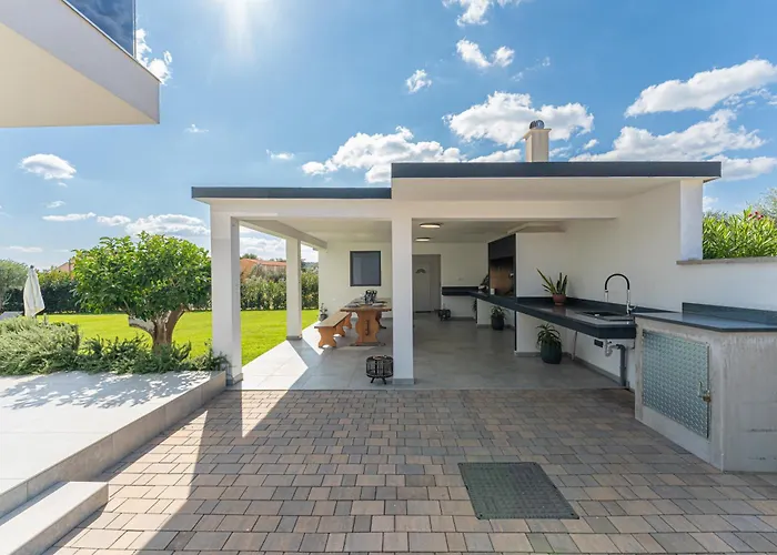 Andris Villa Ližnjan