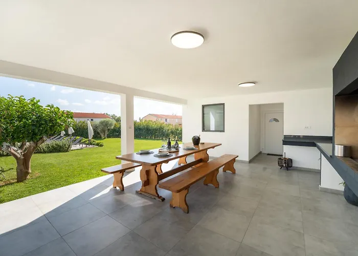 Andris Villa Ližnjan