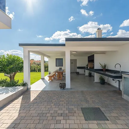 Andris Villa Ližnjan