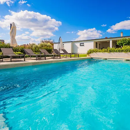 ヴィラ Andris Ližnjan