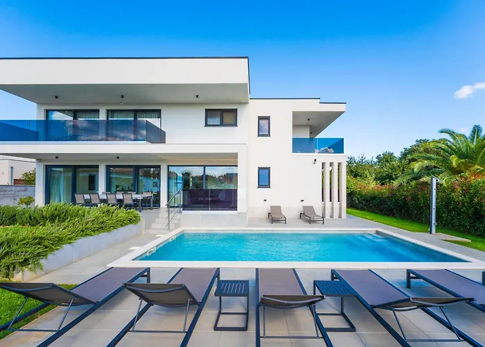 Andris Villa Ližnjan